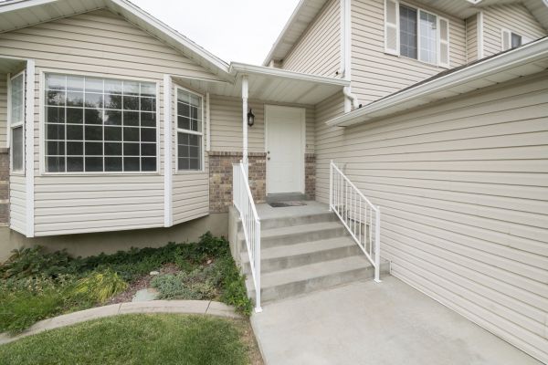 Cost of White Vinyl Siding Replacement in Pensacola